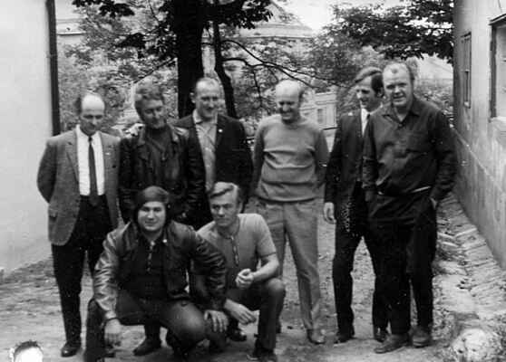 17.6.1972, přátelské utkání Hvězda Trnovany - Medizin Dresden,  zleva: ... M.Houdek, J.Seeman ... Schneler,  dole: Hans Ornament, L.Procházka