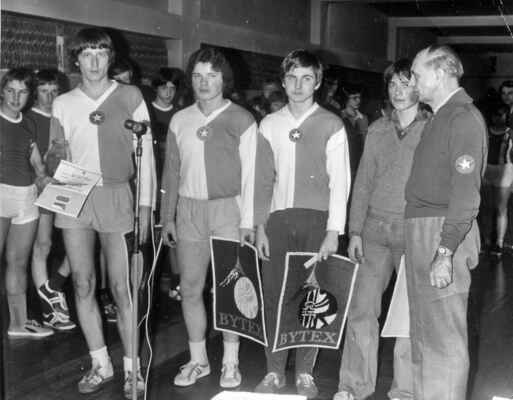 26.11.1977 - dorostenecký turnaj "Pohár SČSP" v Liberci, vítězné družstvo Hvězdy Trnovany, zleva: Z.Kandl (408), R.Voráček (409), Z.Gúhl (369), M.Voráček (371) a rozhodčí B.Nesnídal