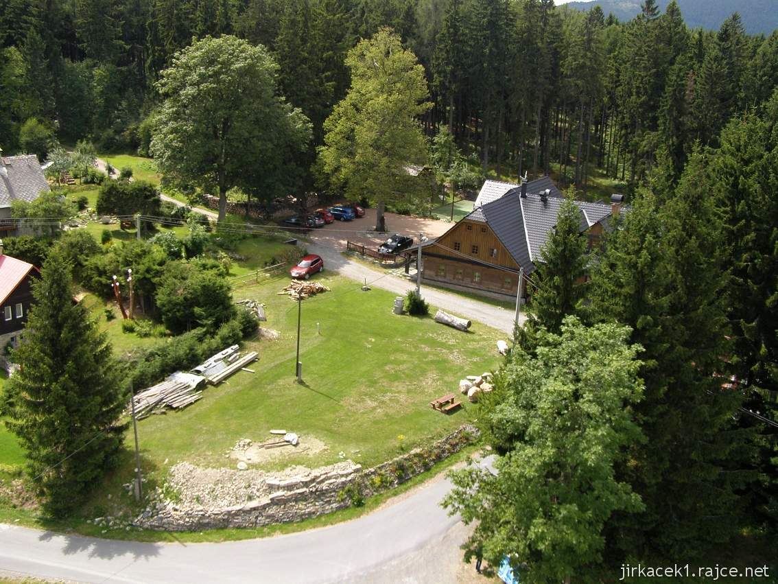 Nová Ves - chata na Vyhlídce - pohled na chatu z rozhledny - léto 2014