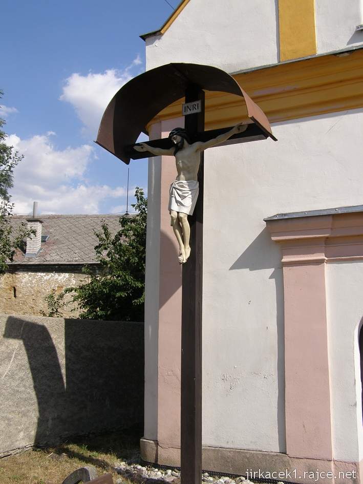 Červenka - kaple sv. Pavlíny - kříž u vchodu