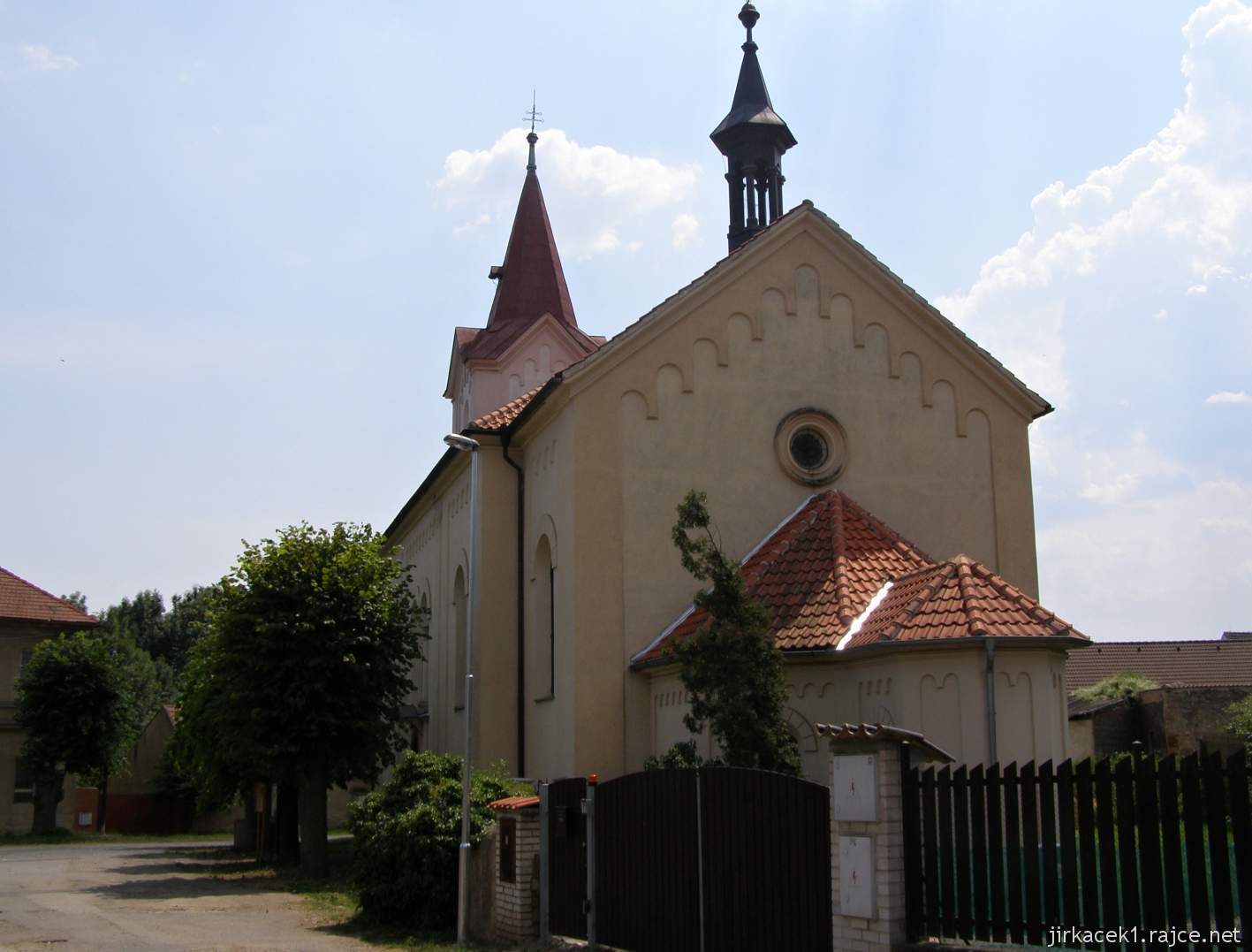 Třebotov - Kostel sv. Martina 02 - zadní část kostela