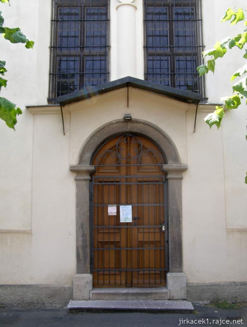 Třebotov - Kostel sv. Martina 04 - vchod