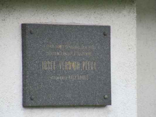 V tomto dome se narodil 12.8.1899 zaslouzily umelec a spisovatel Josef Veromir Pleva, autor knihy Maly Bobes