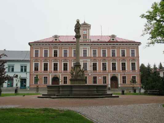 Nove Mesto na Morave - kasna se sloupem sv. Anny, zakladni skola