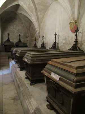 Hrobka Mitrovskych s 19ti litinovymi sarkofagy