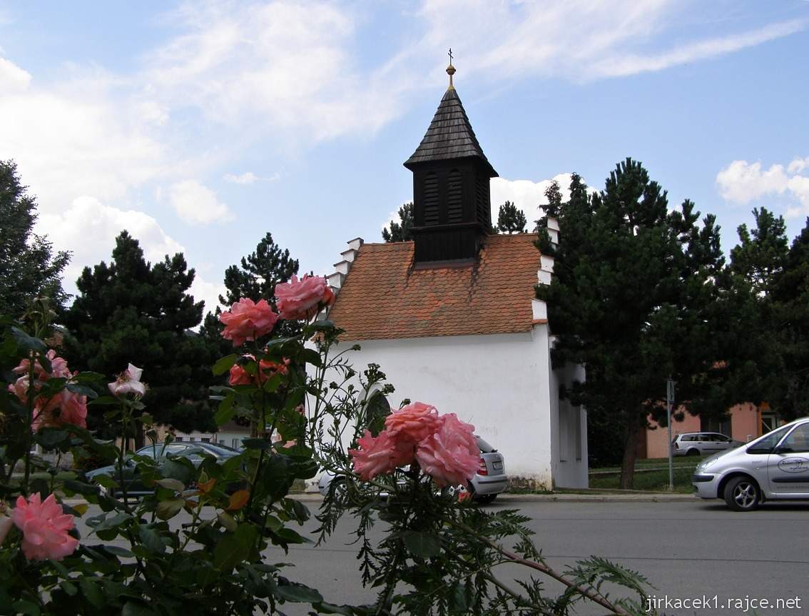 Dolní Kounice - kaple sv. Jana Křtitele a naše auto