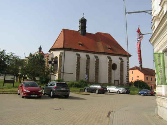 Kostel sv.Jana Křtitele - Původně románský kostel založený pravděpodobně knížetem Jaromírem na poč. 11. století. Ve 14. století byl přestavěn do gotické podoby. Jeho původní podoba není známa, zachován byl jen presbytář (kněžiště). Stěny jsou proraženy hrotovitými okny bez kružeb, Vítězný oblouk je zachován je zčásti. Klenba byla 16. století nahrazena dřevěným stropem. V kostele je umístěn náhrobek rodu Kokořovců z roku 1591.