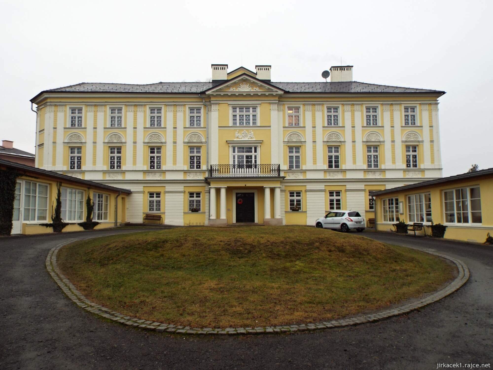 D - Fulnek - vila Loreta 03 - čelní pohled na vilu