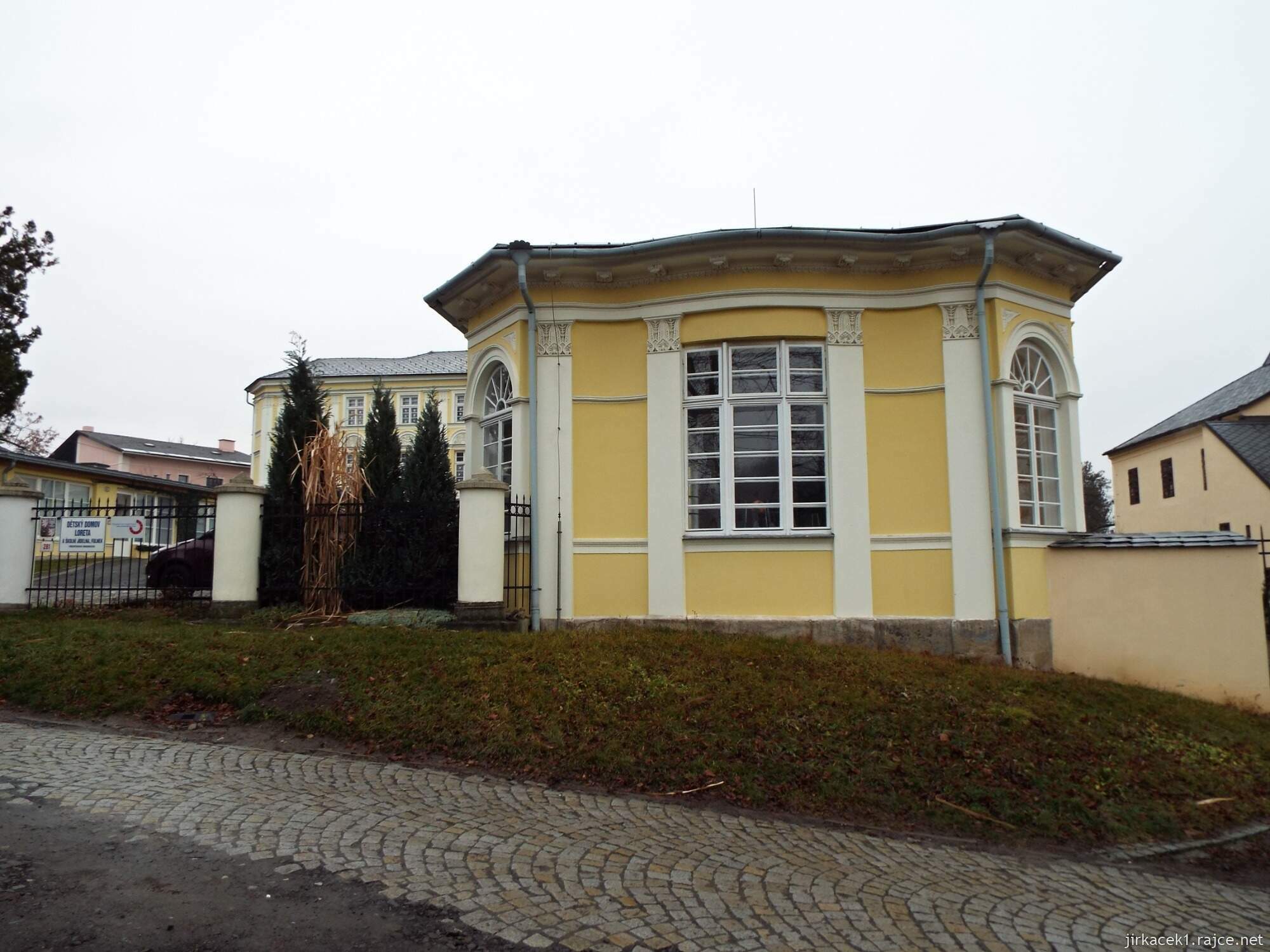 D - Fulnek - vila Loreta 06 - nárožní průčelní kaple u vstupu snížené o patro