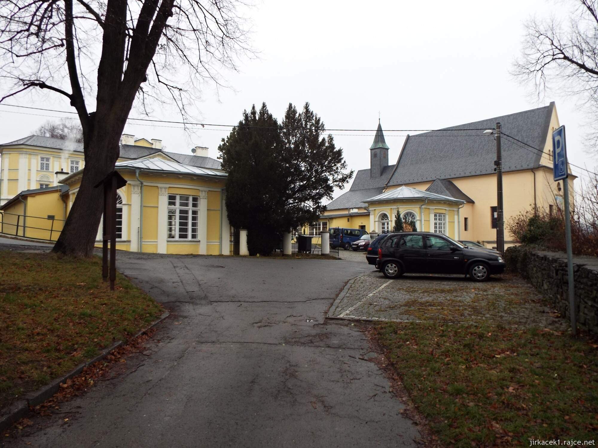 D - Fulnek - vila Loreta 08 - celkový pohled na vilu a vedlejší kostel sv. Josefa