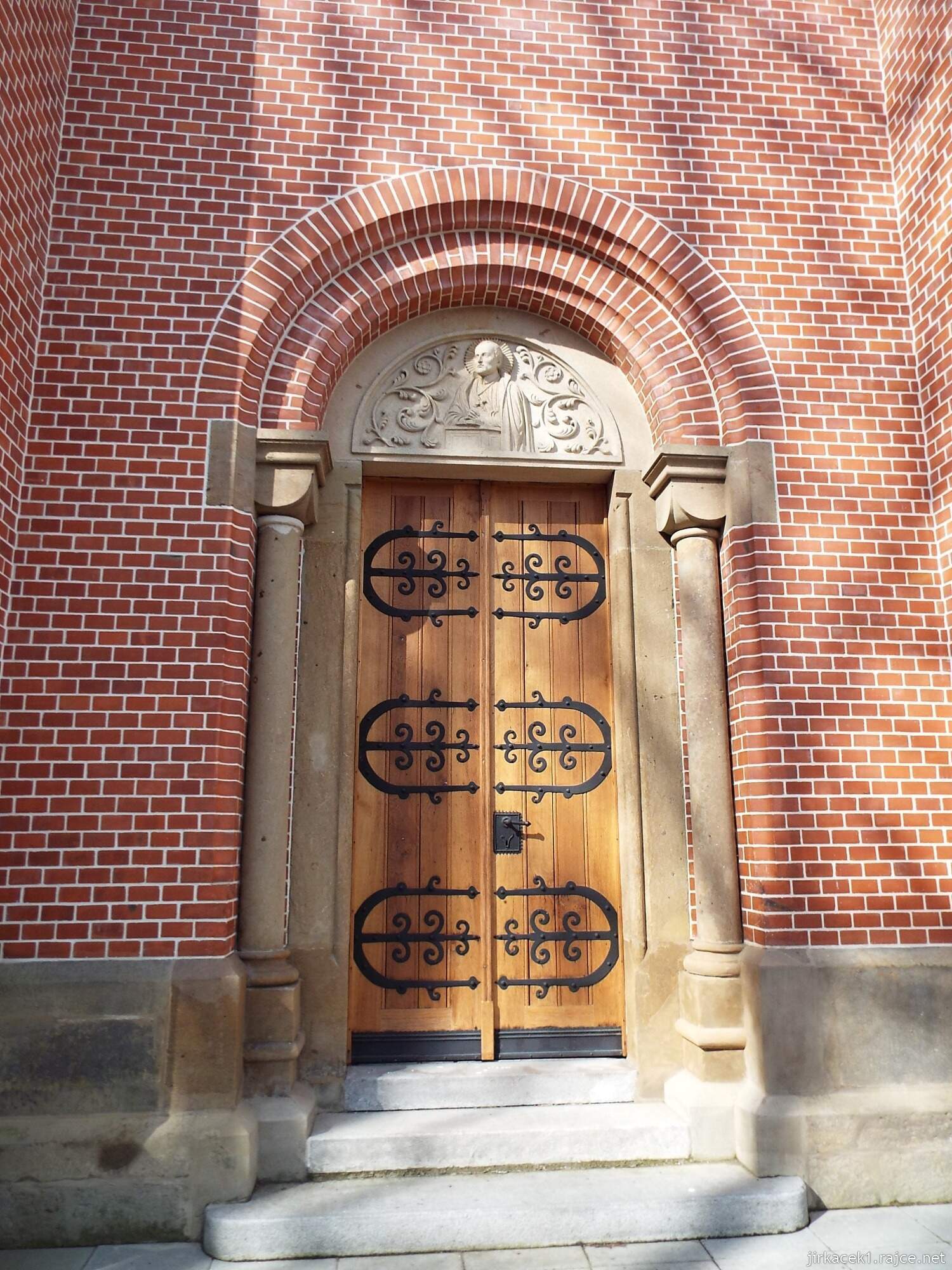 35 - Svitavy - Kostel sv. Josefa 06 - pravý vchod s reliéfem sv. Alfonse Maria di Liguori