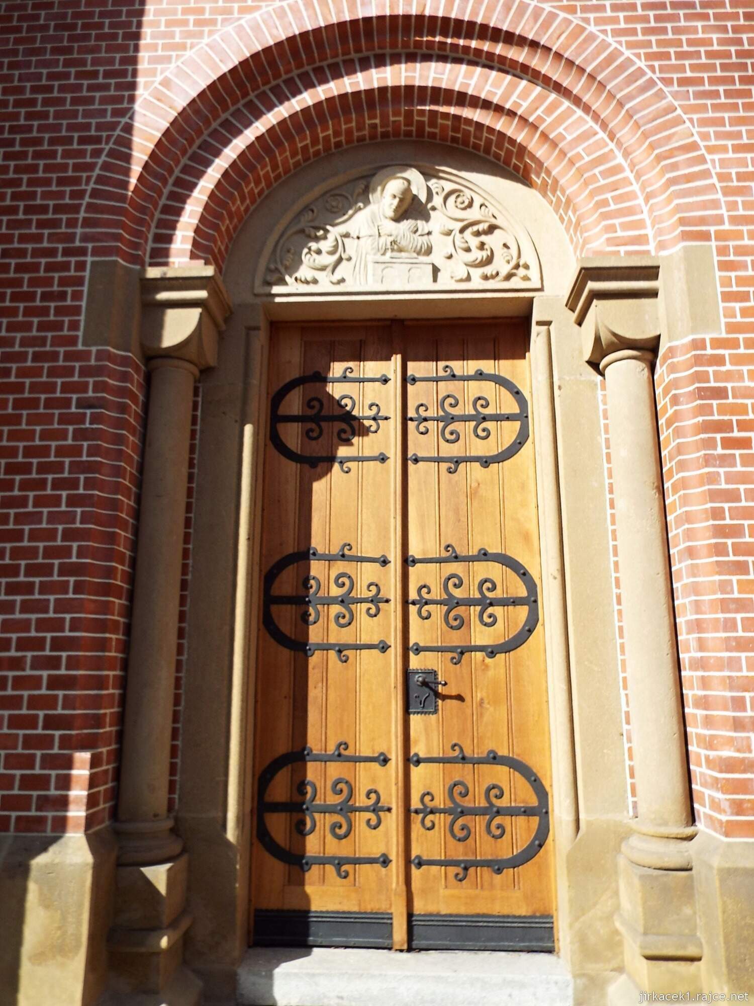 35 - Svitavy - Kostel sv. Josefa 07 - levý vchod s reliéfem sv. Klementa Maria Hofbauera-Dvo​řáka