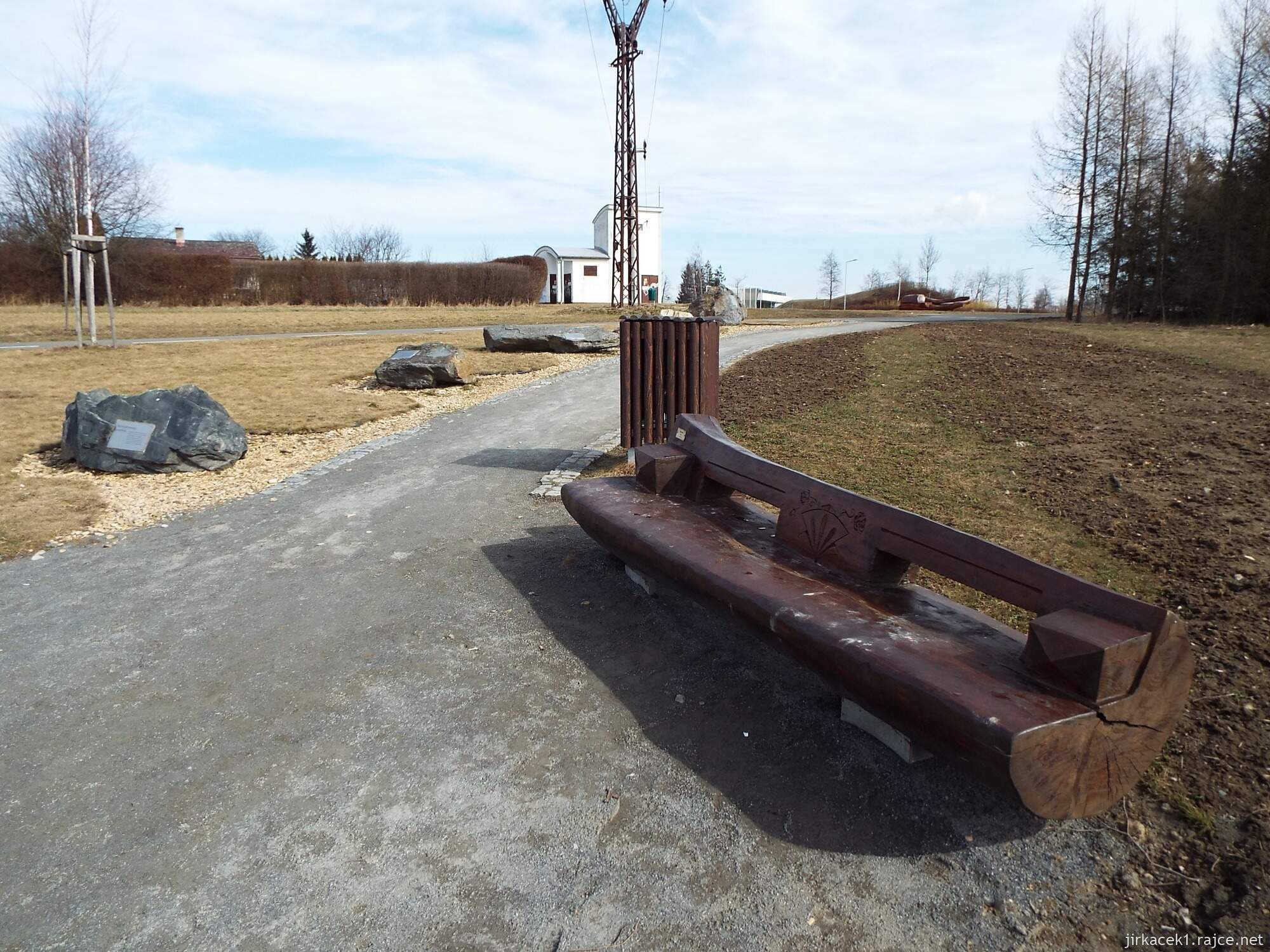 36 - Svitavy - Park patriotů 05 - lavička v geoparku
