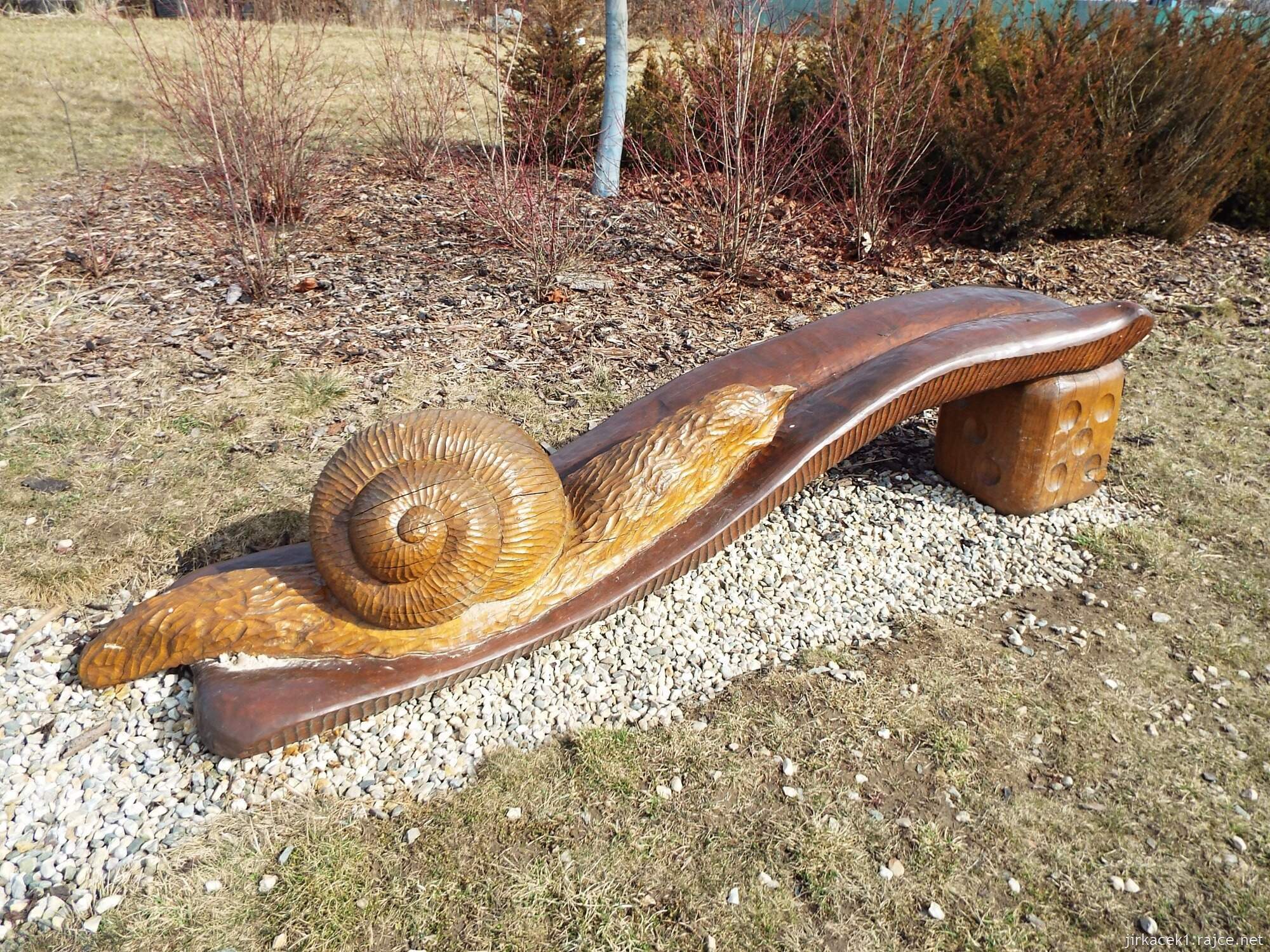 36 - Svitavy - Park patriotů 11 - hlemýžď leze na list