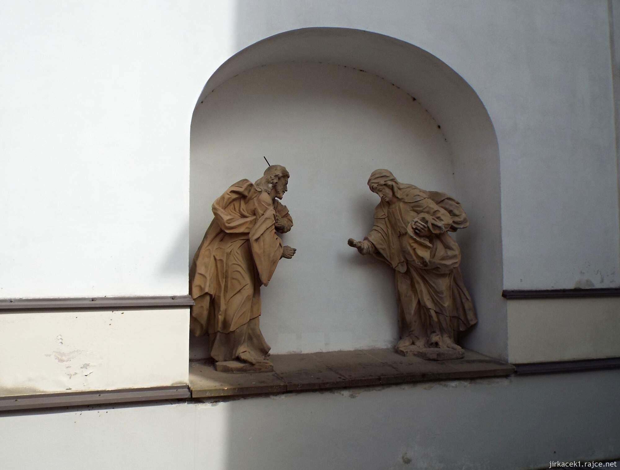 39 - Svitavy - Kostel Navštívení Panny Marie 03 - sochy ve výklenku
