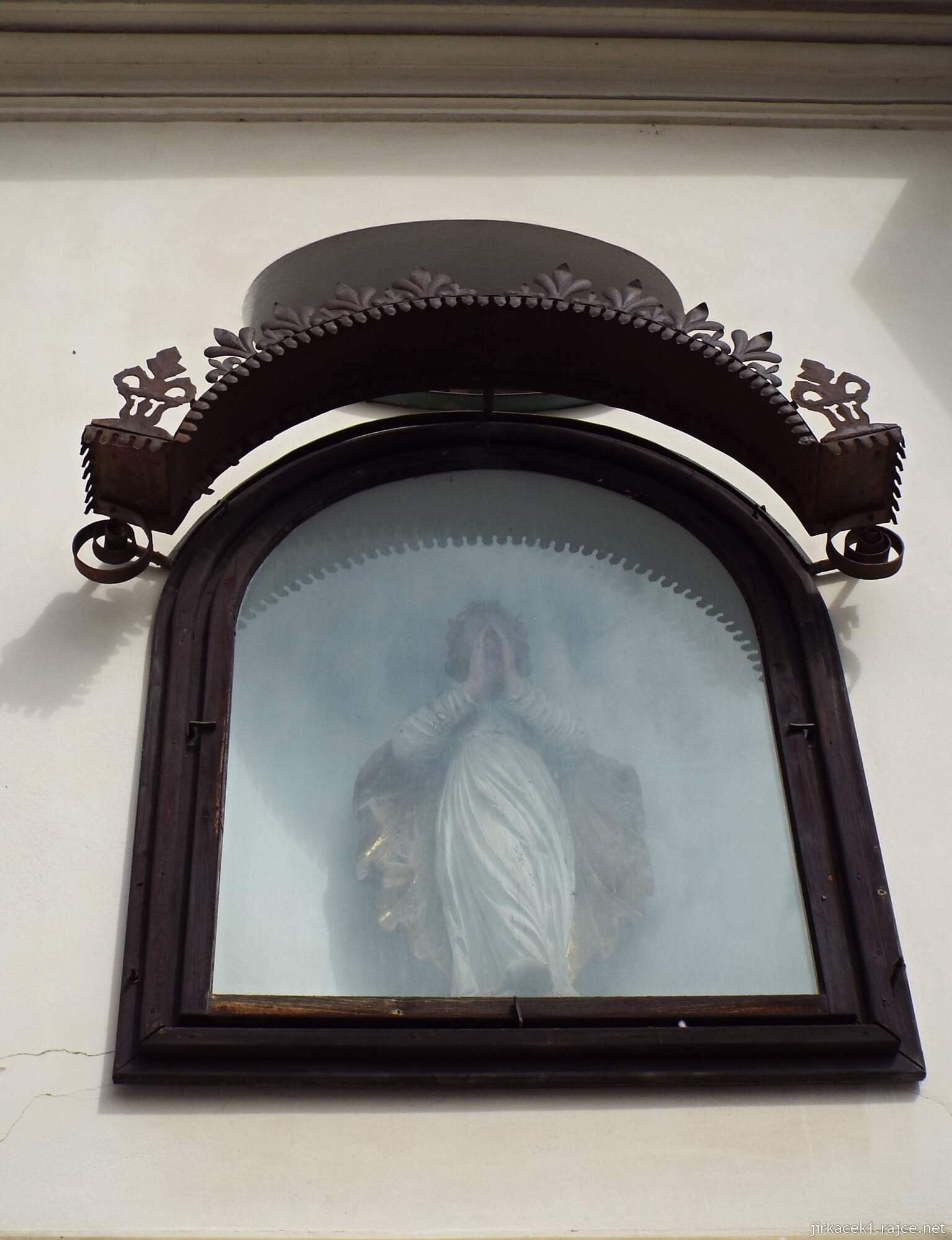 39 - Svitavy - Kostel Navštívení Panny Marie 06 - soška nad vchodem