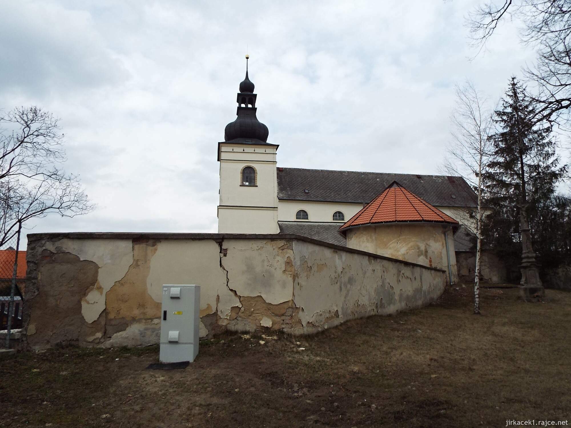 45 - Svitavy - Kostel sv. Jiljí 04 - kostel a kostnice u zdi