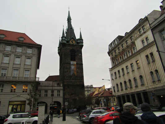 Jindřišská věž - Gotická věž původně sloužila jako zvonice kostela sv. Jindřicha a Kunhuty. Se svojí výškou 65,7 metrů je nejvyšší volně stojící zvonicí v Praze.
Věž byla postavena v letech 1472-76, k neogotické přestavbě podle návrhu architekta Josefa Mockera došlo v letech 1876-79. V současnosti je ve věži restaurace s vyhlídkou a zvonkohrou. Pro nás prodejna turistických vizitek