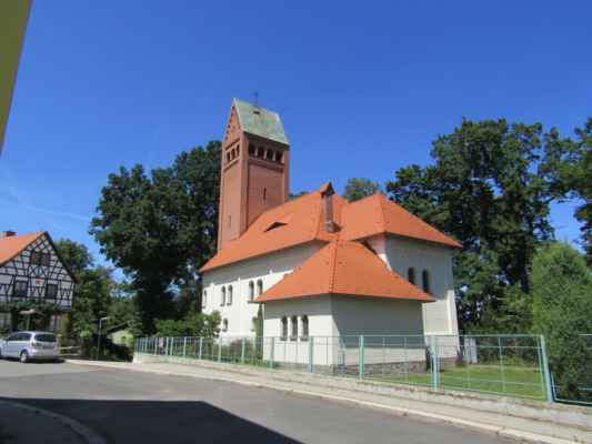 evangelický kostel - Objekt kostela v neorománském stylu byl vystavěn dle plánů stuttgartských architektů Eisenlohra a Weigla v roce 1905. Kostel v roce 1946 převzala Českobratrská církev evangelická, která jej užívá dodnes.