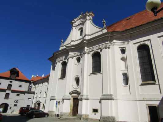 kostel sv.Kláry - Za autora barokního kostela je označován Kryštof Dientzenhofer. Je postaven na místě původního gotického kostela z let 1465–1469. V r. 1782, v období josefínských reforem, byl klášter zrušen a kostel odsvěcen. V pol. 60. let získala budovu bývalého kostela Galerie výtvarného umění v Chebu, která zde zřídila koncertní síň.