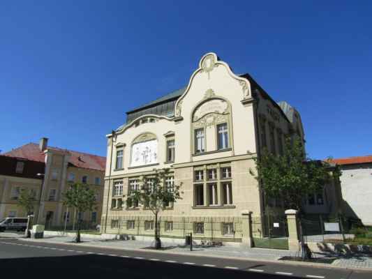 Secesní budova knihovny - Secesní budova Kreuzingerovy lidové knihovny byla postavena v roce 1910 podle návrhu teplického architekta Maxe Loose. Uvnitř se nachází čítárna i velký přednáškový sál.