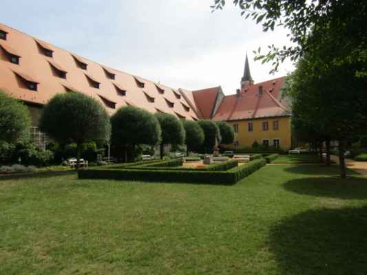 klášterní zahrada - Zahrada v areálu františkánského kláštera byla po celkové obnově zpřístupněna pro veřejnost v roce 2002 poté, co sloužila dokonce i jako školní zeleninová zahrada.