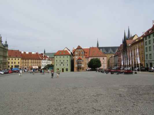 Chebský Špalíček - Špalíček - jeden z hlavních symbolů Chebské architektury najdete v severní části náměstí Krále Jiřího z Poděbrad. Jedná se o unikátní komplex jedenácti středověkých kupeckých domů ze 14. století.
Špalíček tvoří ve skutečnosti 2 bloky 3 - 4 patrových domů rozdělených uzoučkou Kramářskou uličkou, která je široká pouhých 160 cm. Netrpíte-li tedy klaustrofobií, můžete si Špalíčkem projít. Ulička je volně přístupná. I dnes jsou jednotlivé domky sídlem obchodů a obchůdků různého typu, kavárny či restaurace.