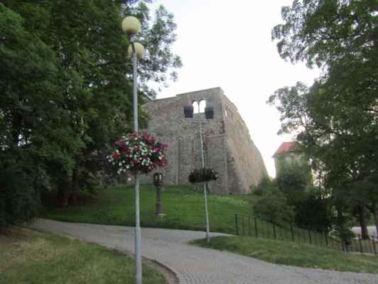 Chebský hrad - Na místě původního slovanského osídlení nechala hrabata z Vohburgu v první polovině 12. století postavit kamenný hrad. V roce 1165 Cheb získal císař Friedrich I. Barbarosa a po stavebních úpravách jej začal využívat k pobytu při svých četných inspekčních cestách po říši, stal se tzv. císařským falcem.
Úpadek hradu nastal po vpádu Francouzů v roce 1742.
Dnes spatříte románský palác s nepřehlédnutelnou Černou věží, která kdysi byla součástí románského opěvnění. Své jméno získala podle stavebního materiálu - sopečného tufu. Za pozornost také stojí tzv. dvojitá hradní kaple sv. Erharda a Uršuly, která patří mezi nejkrásnější románské památky u nás, dále pozůstatky hospodářských budov, mlýnská věž nebo hradní kasematy.