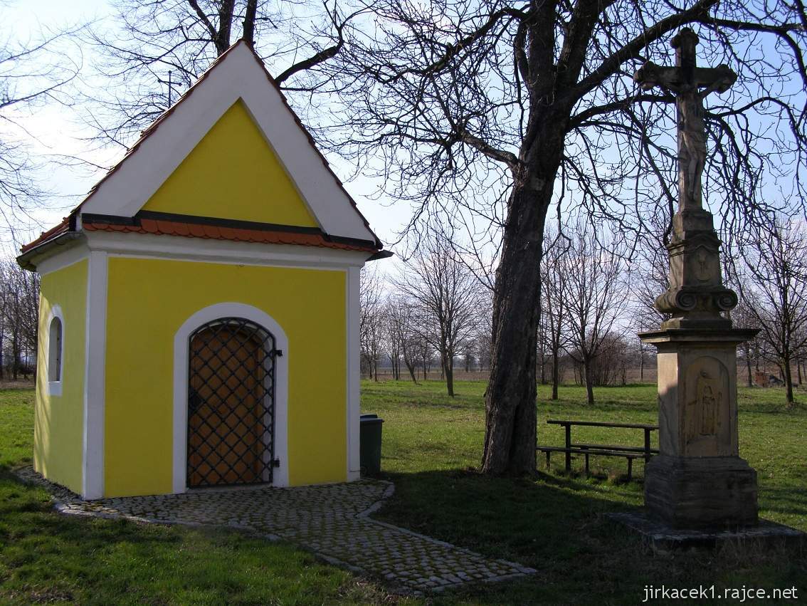 Štarnov - kaple Panny Marie Bolestné - kaple a kříž s Kristem