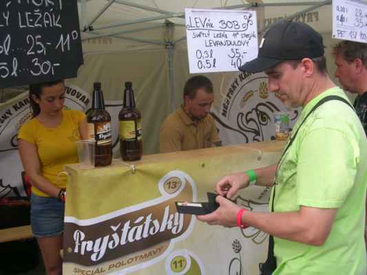 Pivko čepuje pan Patrik Oravecz - pomocník sládka z Městského Karvinského Pivovaru. Slečna vlevo je fryštátského sládka milá (Petra Uchaľová).