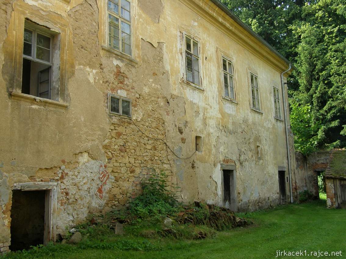 zámek Ptenín 06 - křídlo zámku z nádvoří