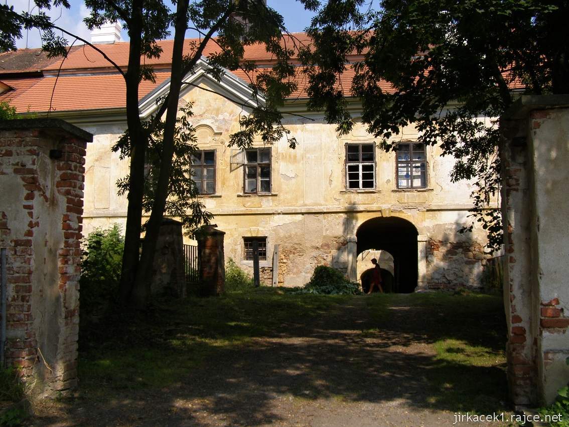 zámek Ptenín 09 - vjezd do zámku