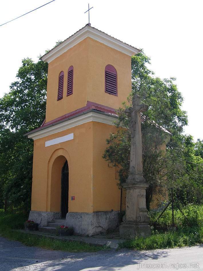 Vražné - Hynčice - kaple Panny Marie a pískovcový kříž