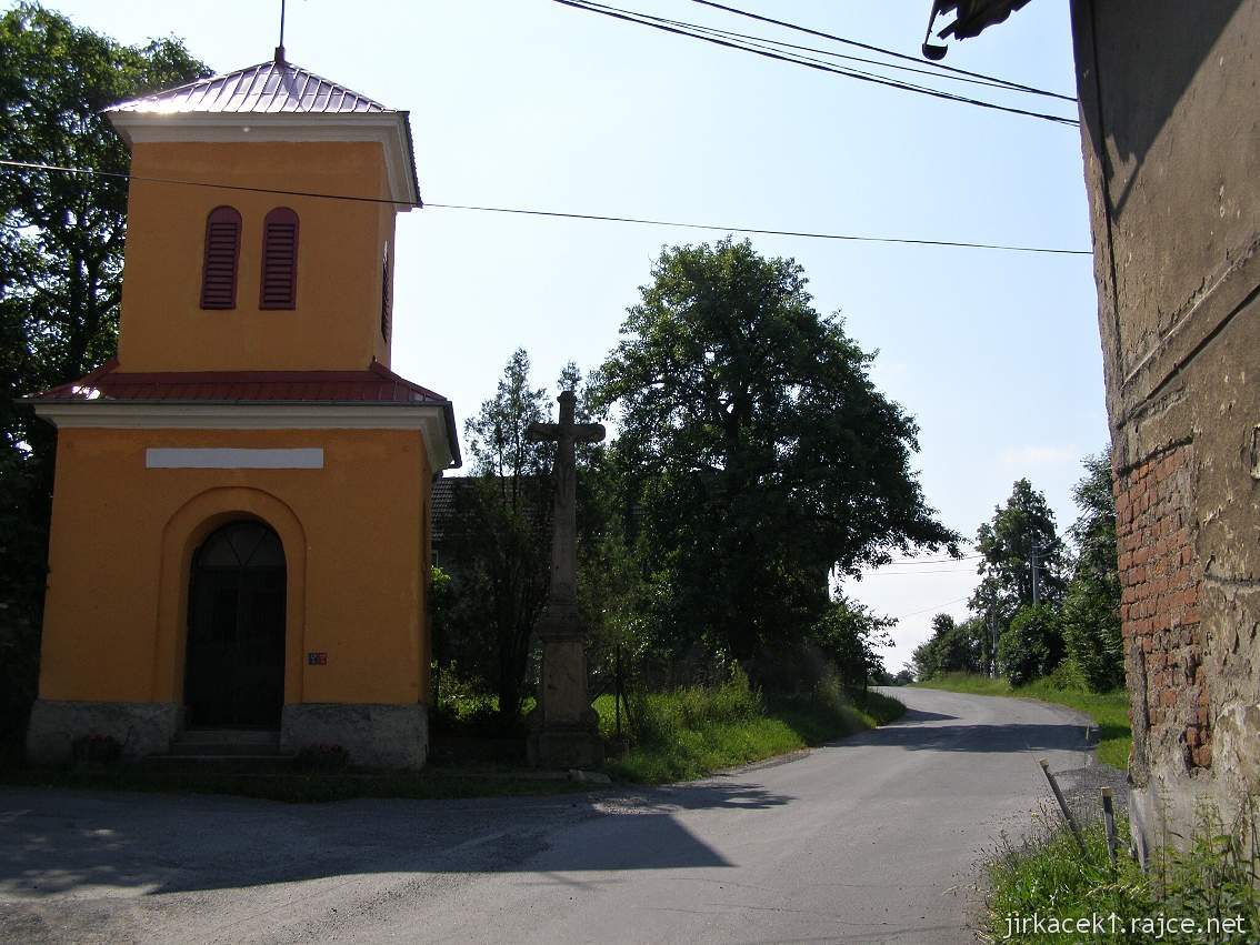 Vražné - Hynčice - kaple Panny Marie a pískovcový kříž