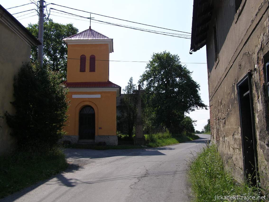 Vražné - Hynčice - kaple Panny Marie a pískovcový kříž