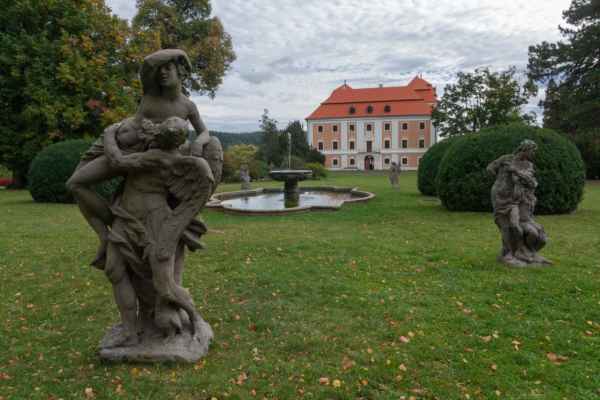 Původní renesanční zámek byl zničen v letech 1620-21. Na jeho pozůstatcích byl Janem Kryštofem Kagerem, svobodným pánem ze Štampachu v první třetině 18. století postaven nový barokní zámek. Na stavbě zámku i celého panství se podíleli přední architekti a umělci tehdejší doby.
V roce 1847 proběhla úprava ve stylu novorenesance, později také ve stylu novobaroka.
Po 2. světové válce byl zkonfiskován a sloužil jako dětský domov. Roku 1975 dvoupatrová budova s hranolovými věžemi vyhořela. Od roku 1995 probíhají rekonstrukční práce a zámku se vrací dřívější lesk.