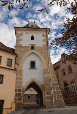 Věž s branou byla postavena pravděpodobně už v 2. polovině 13. století, současný stav však odpovídá vzhledu z přelomu století 19. a 20. Název Kněžská získala pravděpodobně díky blízkosti kostela Nanebevzetí Panny Marie.