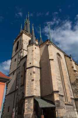 Chrám stojí na místě starého farního kostela ze 13. století, který zničil v roce 1517 požár. Na stavbě chrámu se podíleli Benedikt Ried, Pavel z Pardubic a Filip z Wimpfen. Z původního kostela byla ponechána pouze masivní věž. V pozdně gotickém slohu vybudovali trojlodní stavbu s pěknou žebrovou klenbou na subtilních pilířích a jehlancovitou střechou, dokončenou mistrem Maternou z Cvikova v roce 1537. Prohlídky kostela a výstup na ochoz věže s pěkným výhledem zajišťuje městský úřad.