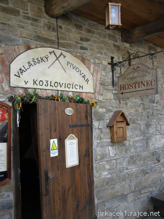 Kozlovice - areál fojtství a obecná škola - valašský pivovar - vchod