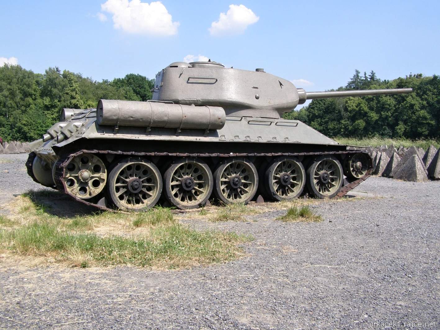 Darkovičky - čs. opevnění - pěchotní srub MO-S 19 Alej - tank T-34/85