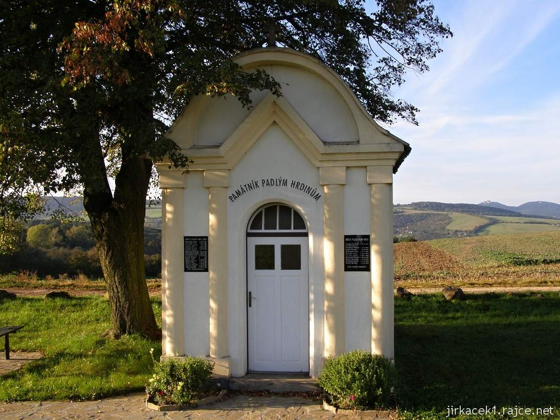 Vážany - pamětní kaple padlých občanů v obou světových válkách - čelní pohled