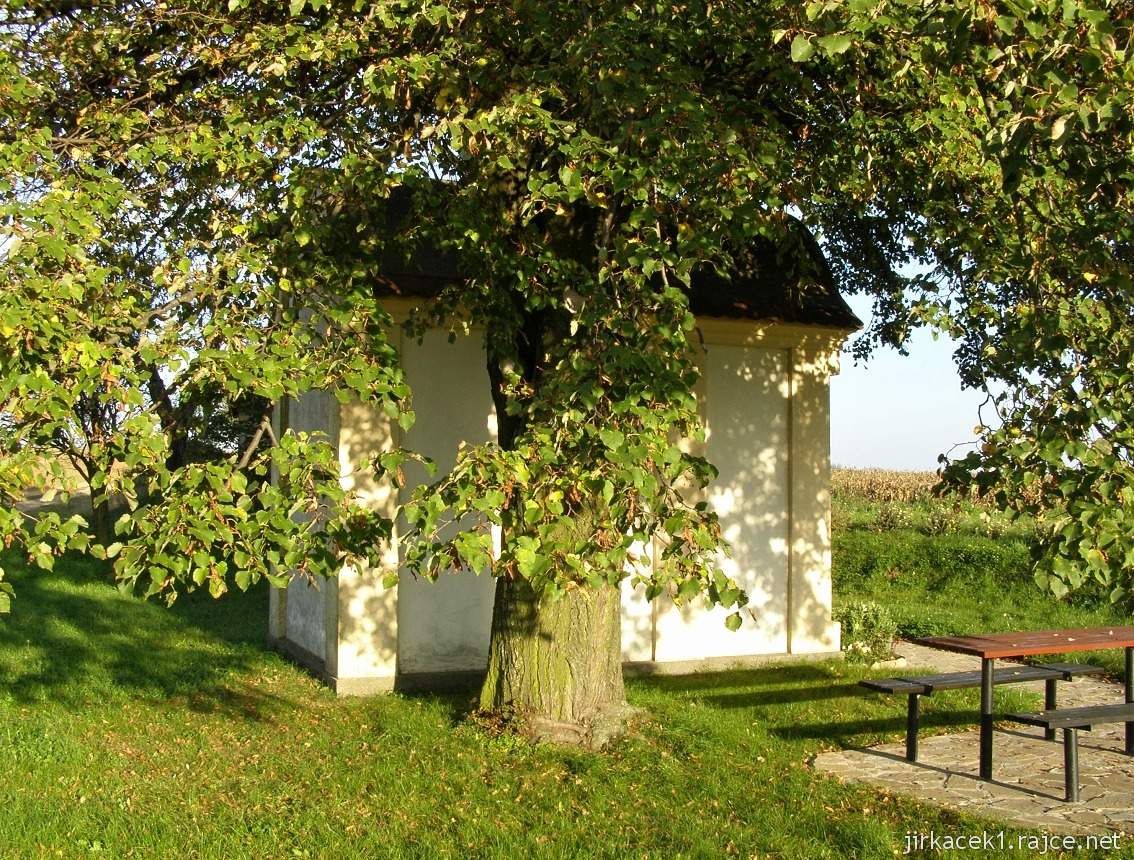 Vážany - pamětní kaple padlých občanů v obou světových válkách - boční pohled