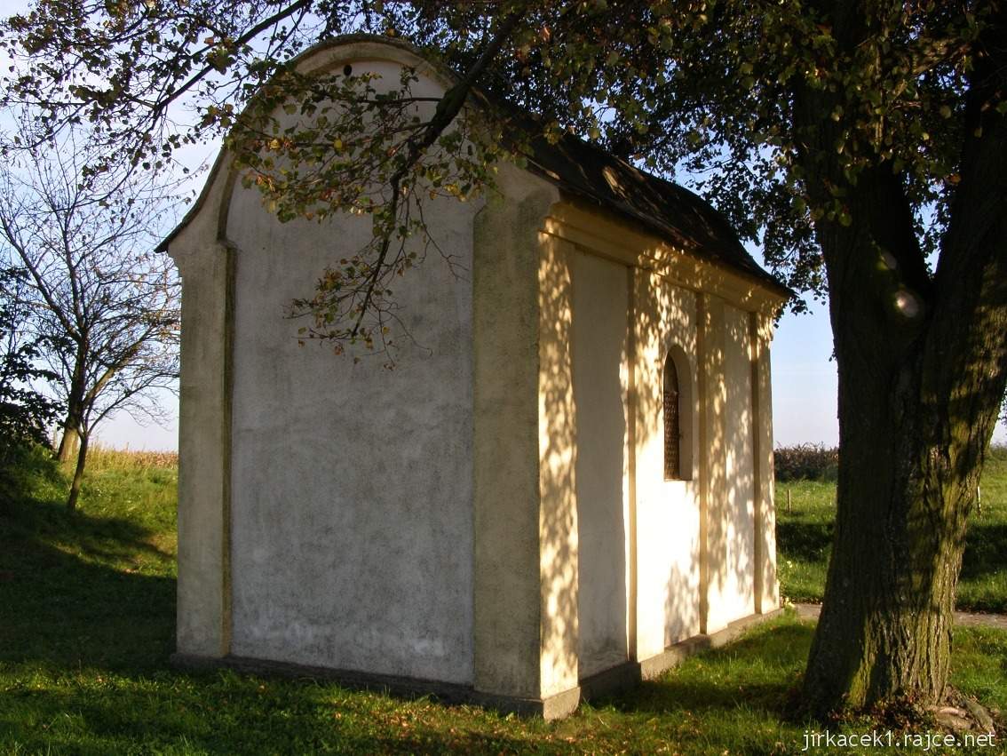 Vážany - pamětní kaple padlých občanů v obou světových válkách - zadní pohled