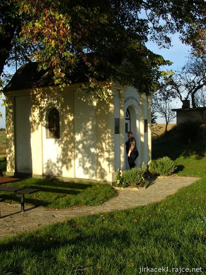 Vážany - pamětní kaple padlých občanů v obou světových válkách - celkový pohled