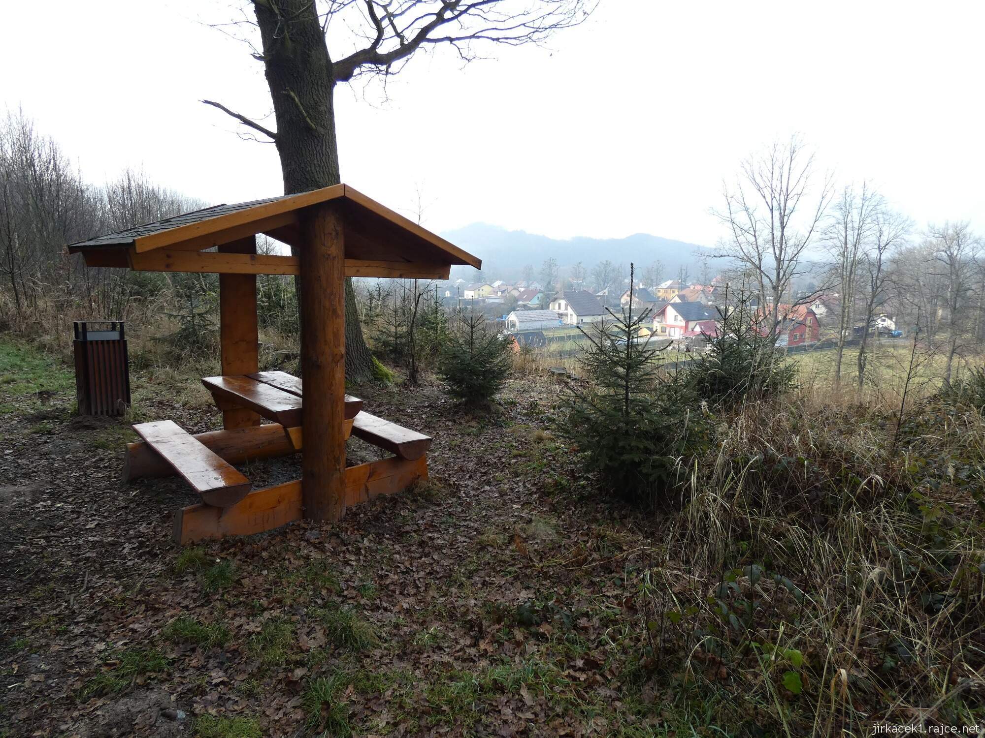 Choryně - naučná stezka Choryně 25 - přístřešek a cesta mezi 4. a 7. zastavením