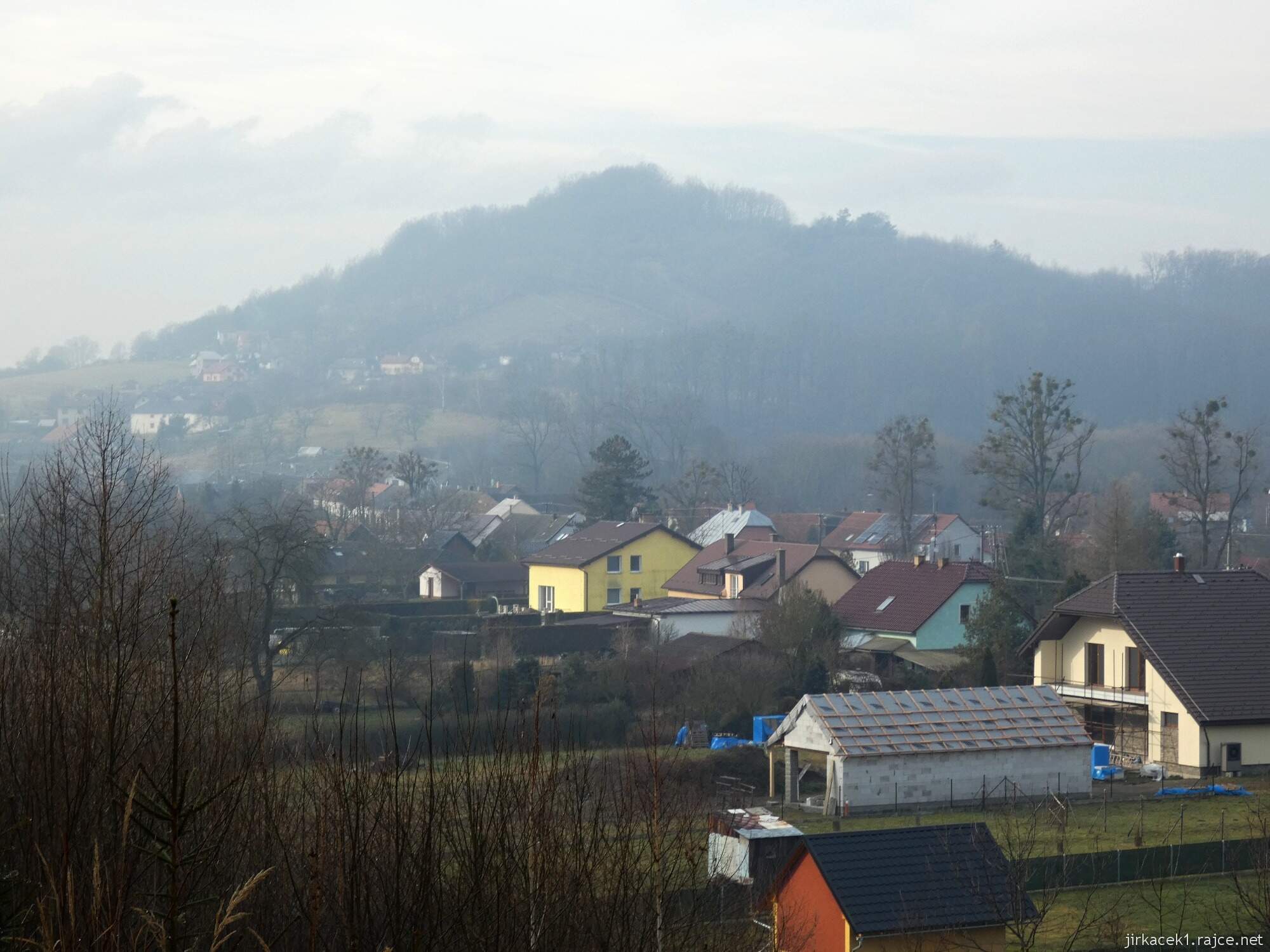 Choryně - naučná stezka Choryně 27 - pohled z cesty mezi 4. a 7. zastavením na Choryni a kopec Choryňská stráž