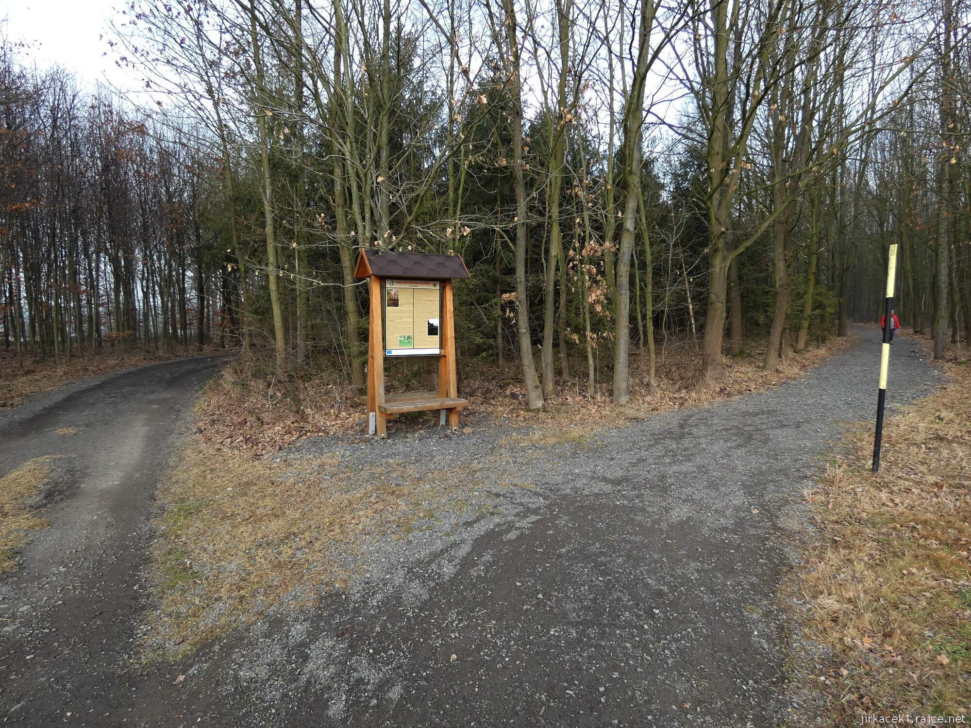 Choryně - naučná stezka Choryně 31 - 5. zastavení a vpravo cesta od 4. zastavení