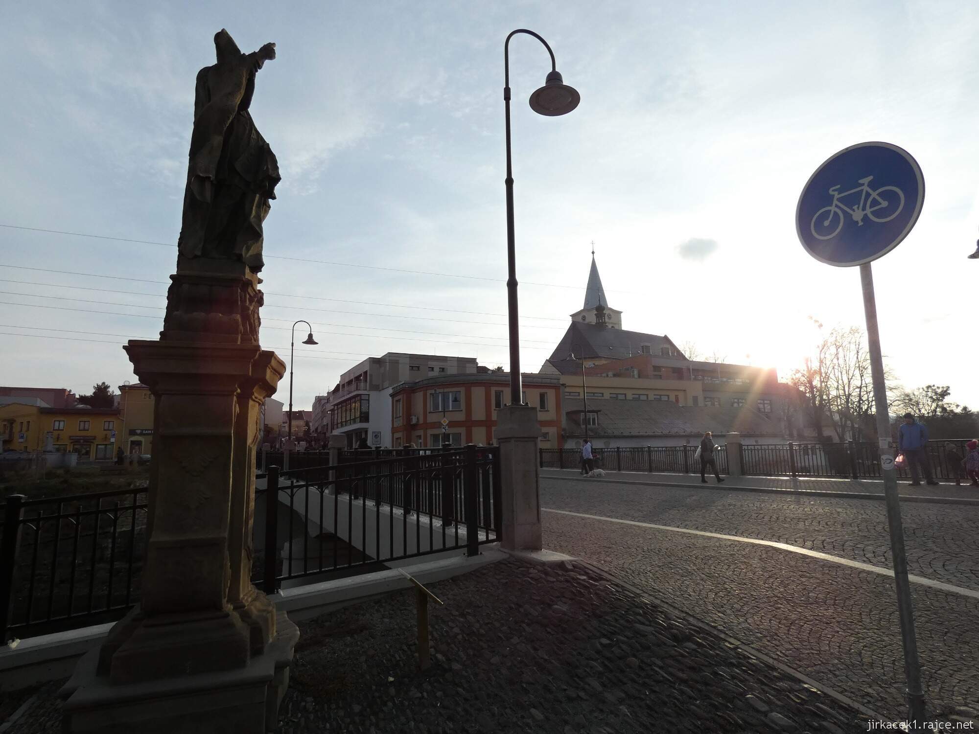 H - Valašské Meziříčí - kostel Nanebevzetí Panny Marie 01 - pohled od mostu přes Bečvu a socha sv. Libora