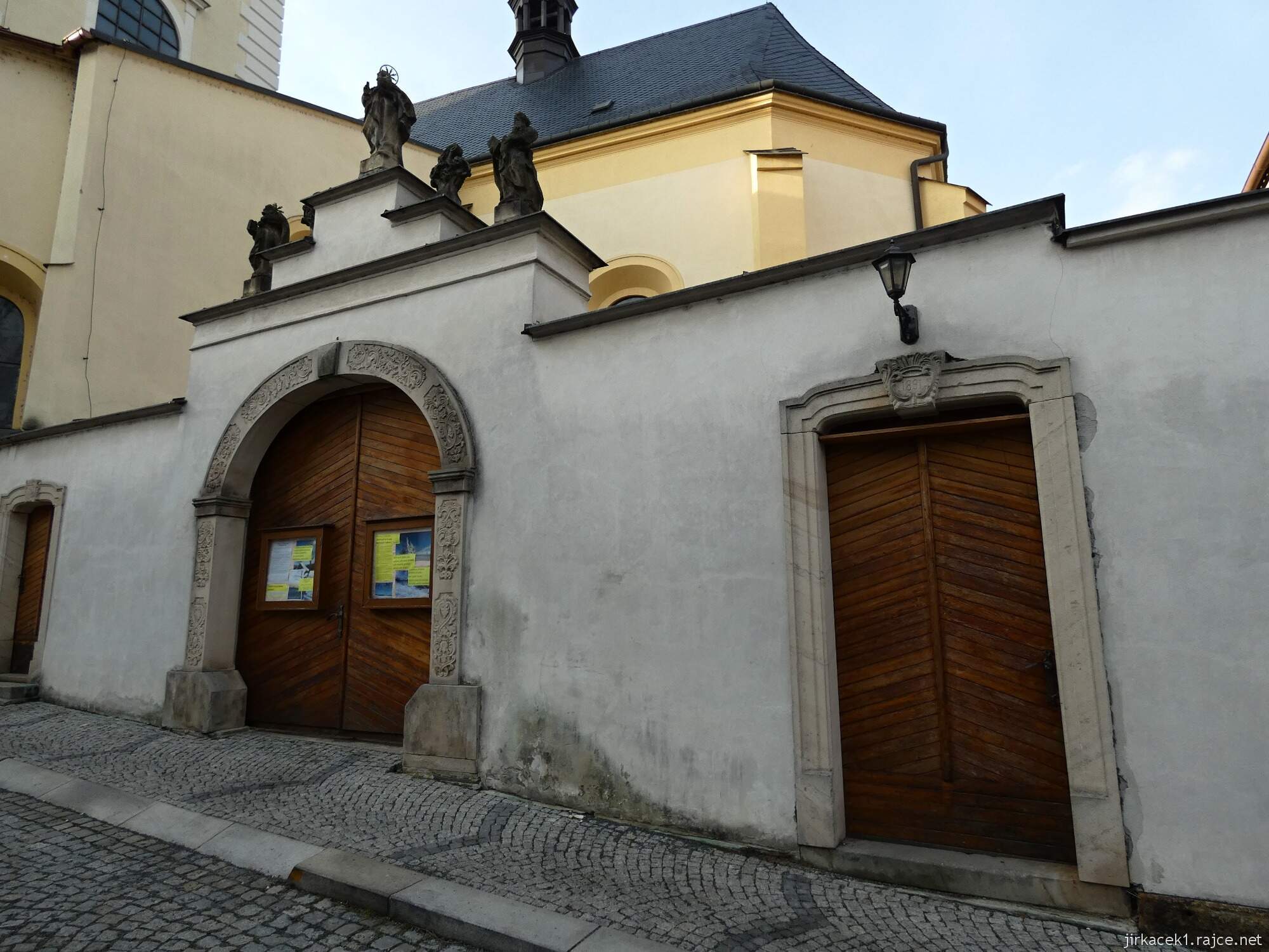 H - Valašské Meziříčí - kostel Nanebevzetí Panny Marie 04 - barokní brána na farní dvůr se sochami apoštolů Petra a Pavla