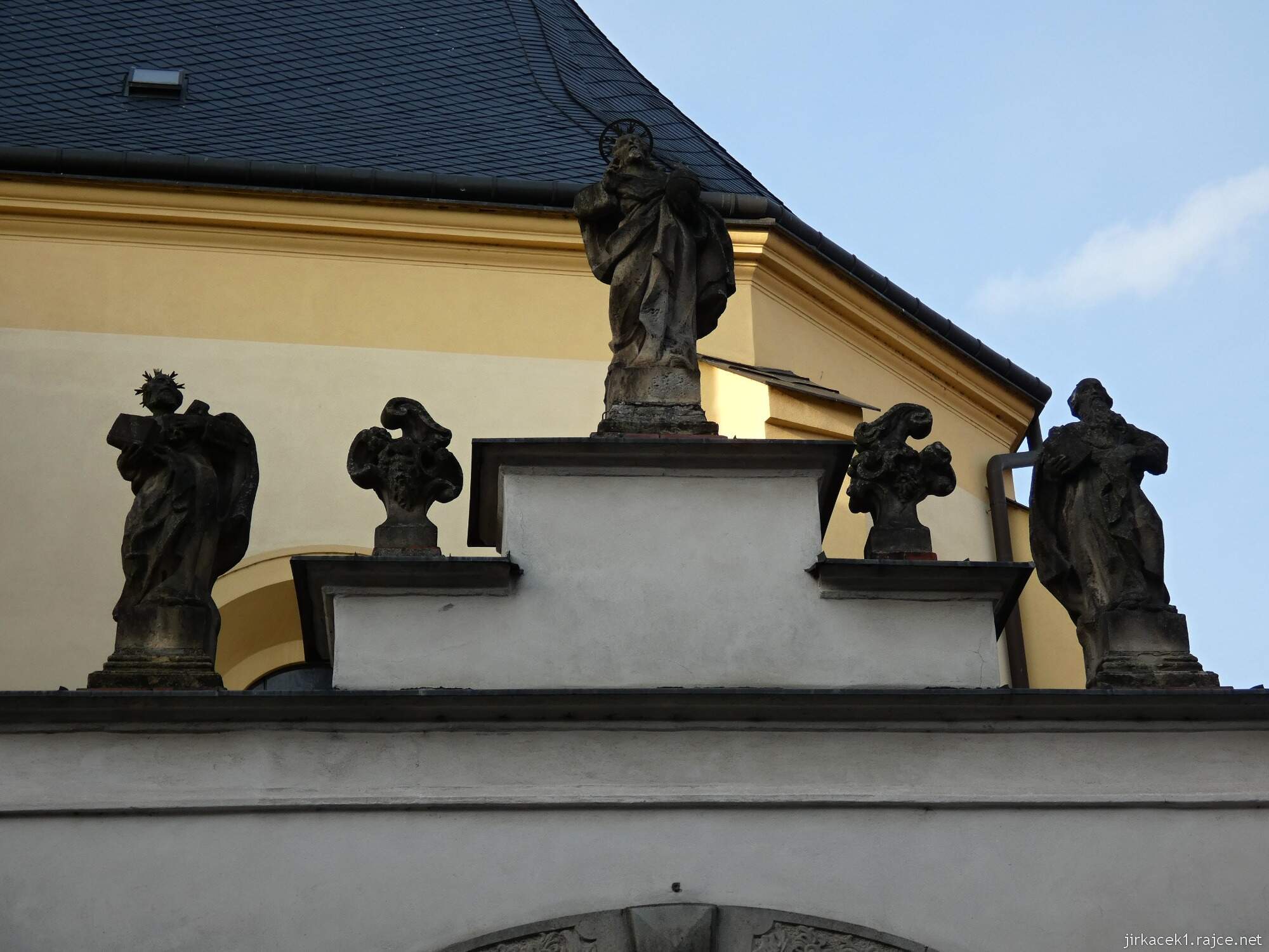 H - Valašské Meziříčí - kostel Nanebevzetí Panny Marie 05 - barokní brána na farní dvůr se sochami apoštolů Petra a Pavla